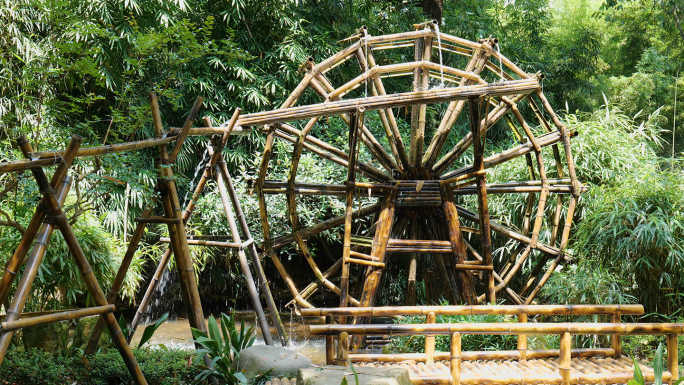 水车古老灌溉工具农耕文化竹林茅草屋竹水车