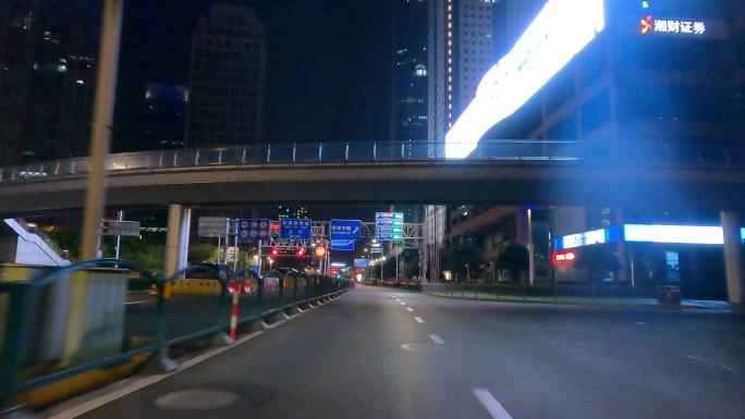 上海封城中空旷街边夜景道路