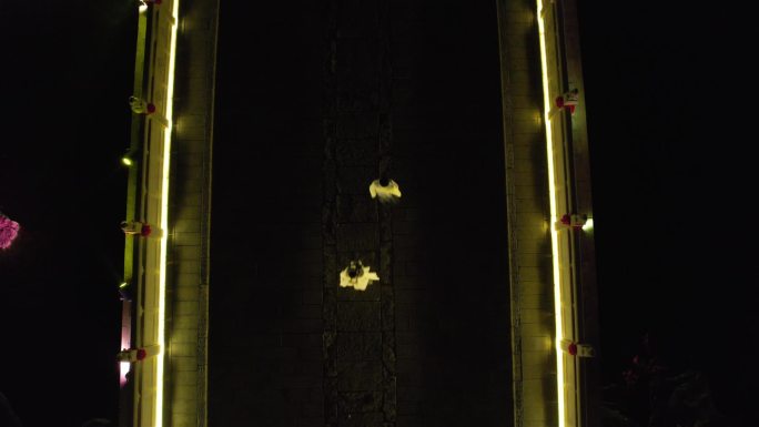 俯瞰夜景汉服两个人桥擦身而过