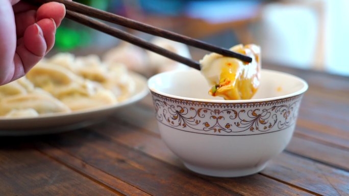 中餐美食饺子蘸上调料