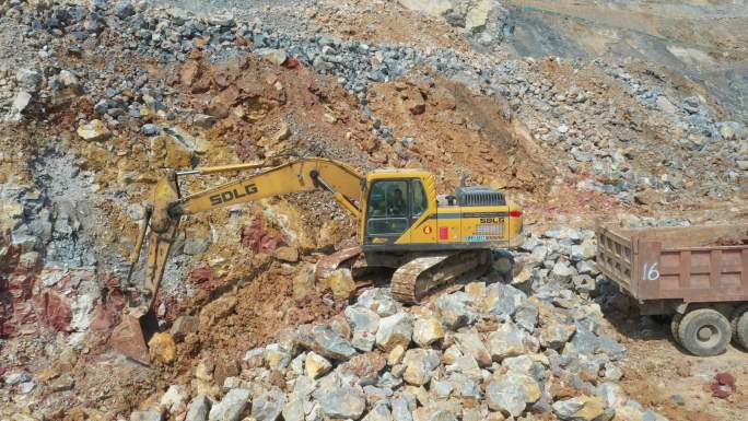 矿山开采 砂石料 工程机械 装车挖掘机