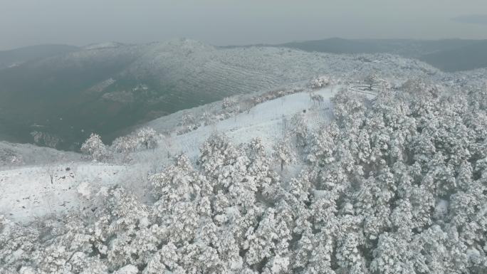 航拍雪山苏州缥缈峰景区下雪