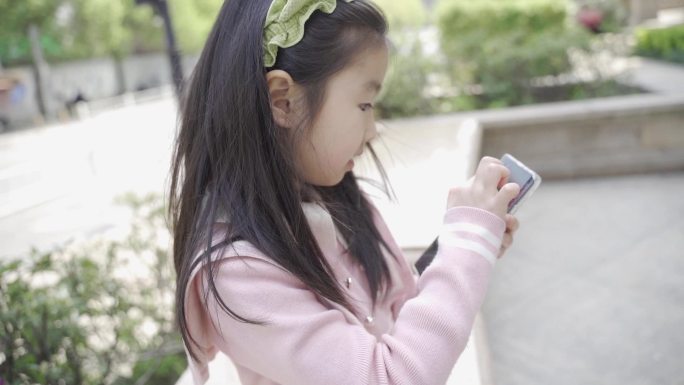 女孩 玩手机 孩子 电子产品 视力 网瘾
