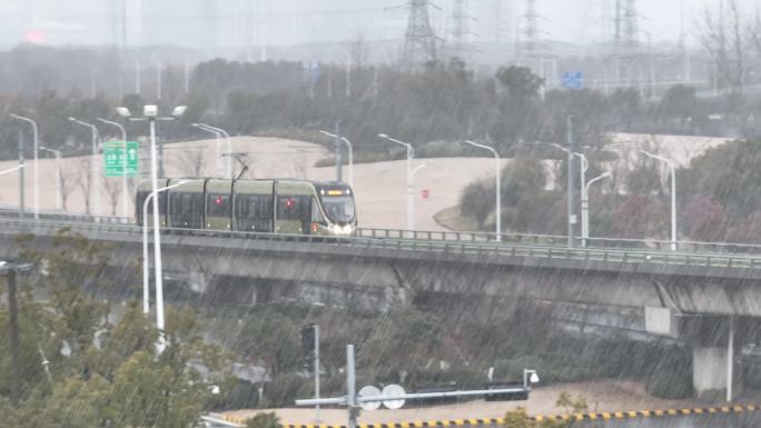 航拍城市交通苏州科技城有轨电车雨雪天