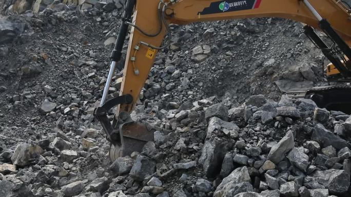 挖掘机矿山采矿石作业运输车