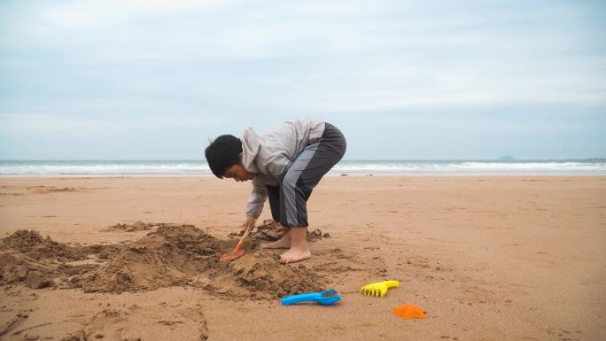 海边公园沙滩赶海玩沙子沙滩画画保安园丁