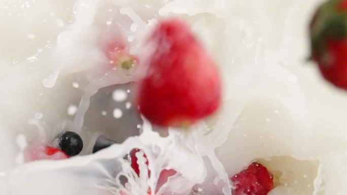 慢镜头拍摄新鲜爆浆水果落入牛奶创意视频