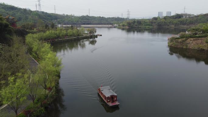 低空航拍重庆园博园湖中小船划过唯美镜头