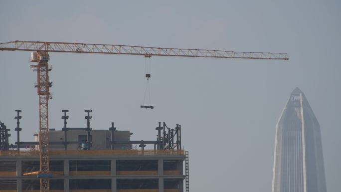深圳中心区工地忙忙碌碌的施工人员和塔吊