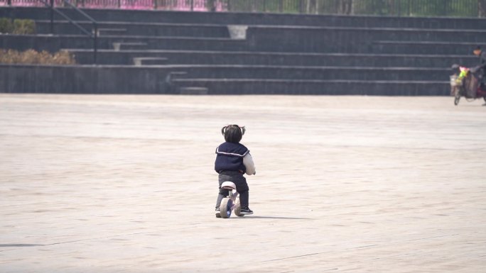 女孩小朋友平衡车公园玩耍学习快乐骑车背影