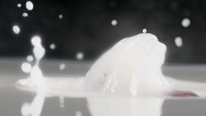 慢镜头拍摄新鲜爆浆草莓落入牛奶创意视频