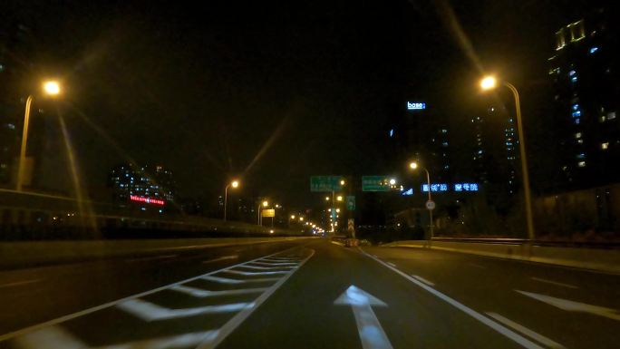 上海封城中的空旷夜景高架道路