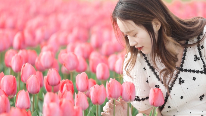 年轻女子在郁金香花海中漫步