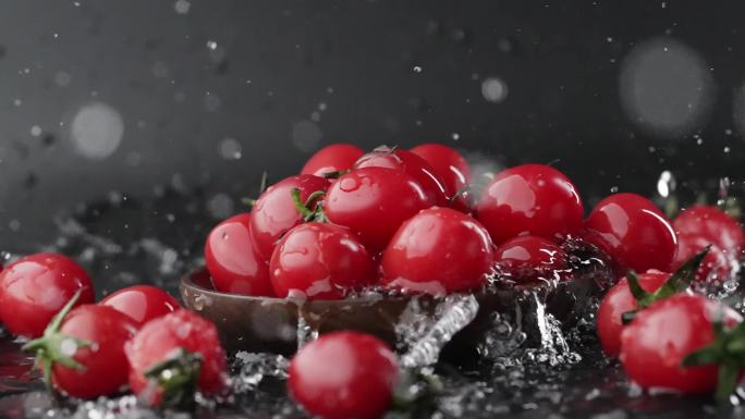 慢镜头拍摄清水冲洗碗里有机新鲜爆浆小番茄