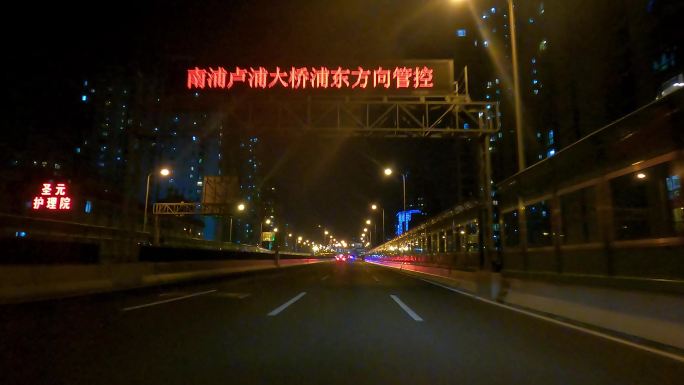 上海封城中的稀疏夜晚高架路
