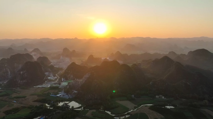 夕阳下的广西喀斯特地貌