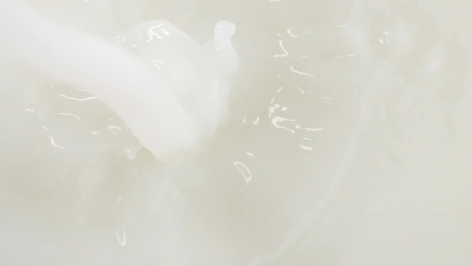 慢镜头拍摄牛奶倒入浓郁牛奶创意唯美视频
