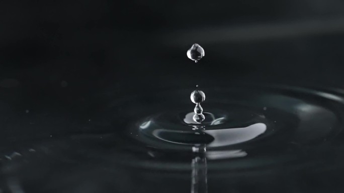慢镜头拍摄夜晚一滴水滴入水面唯美创意视频
