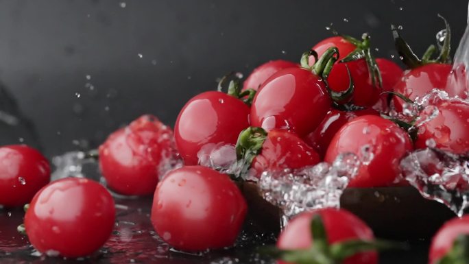 慢镜头拍摄清水冲洗碗里有机新鲜爆浆小番茄
