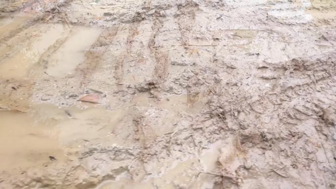 田间道路雨水泥泞积水烂路扶贫小路破烂道路