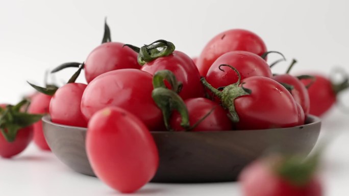慢镜头拍摄落到碗中新鲜有机小番茄