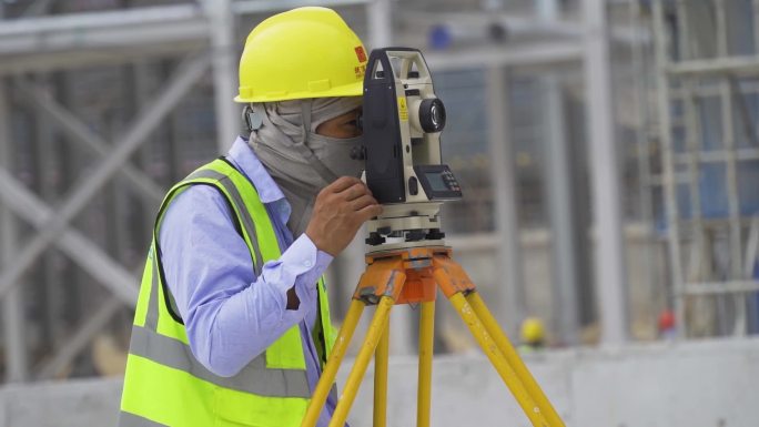 建筑工地工人施工经纬仪测量