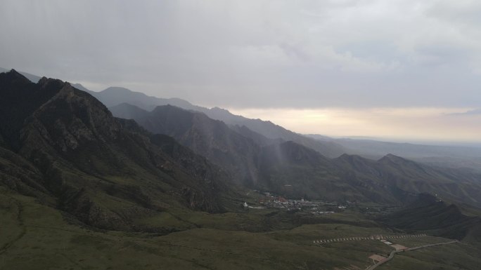 山中下雨的唯美航拍镜头，雨水洒在山中寺庙