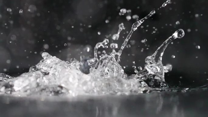 慢镜头拍摄新鲜蓝莓落入水中唯美创意视频
