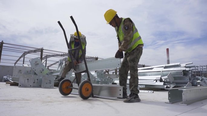 建筑工地钢结构工程工人施工