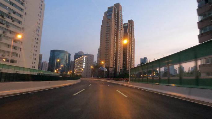 上海封城中的晚霞灯光高架路