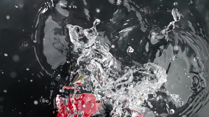 慢镜头拍摄新鲜小番茄落入水中唯美创意视频