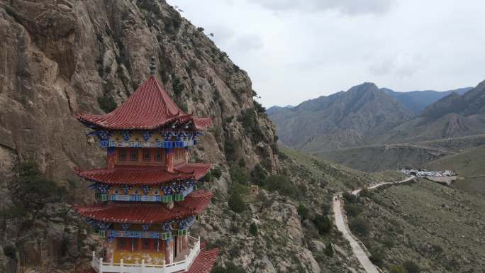 山崖峭壁上的寺庙古建筑