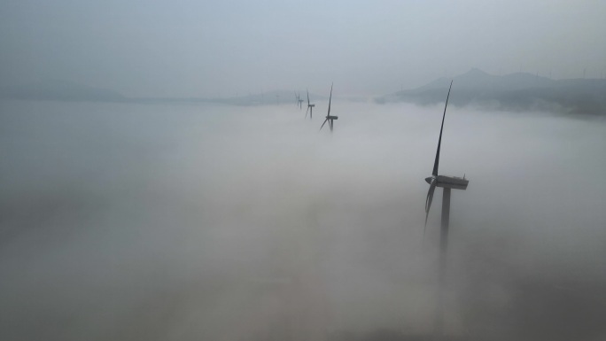 海边雾里的风力发电机风车