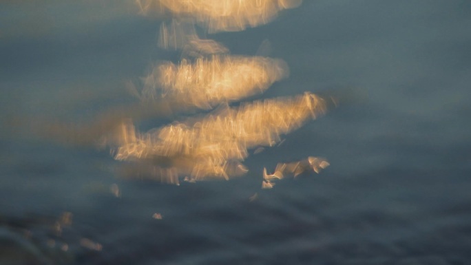 唯美夕阳下的湖面江面水波荡漾阳光反射光斑