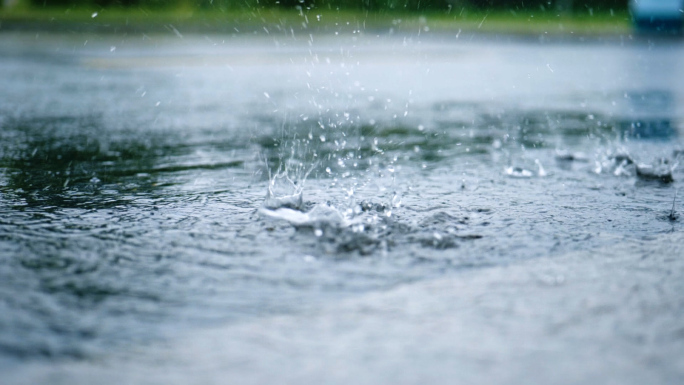 实拍流体水滴雨水下雨慢动作