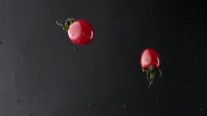慢镜头拍摄新鲜爆浆小番茄落入水中创意视频