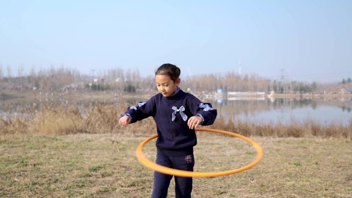 冬天在户外玩呼啦圈的中国女孩