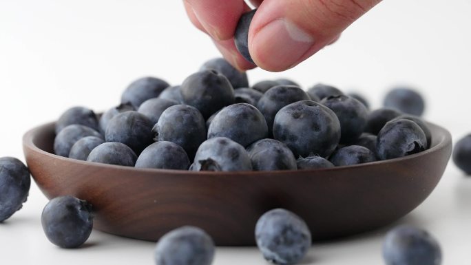 挑选碗里酸甜可口新鲜蓝莓