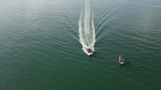 海面游船航拍