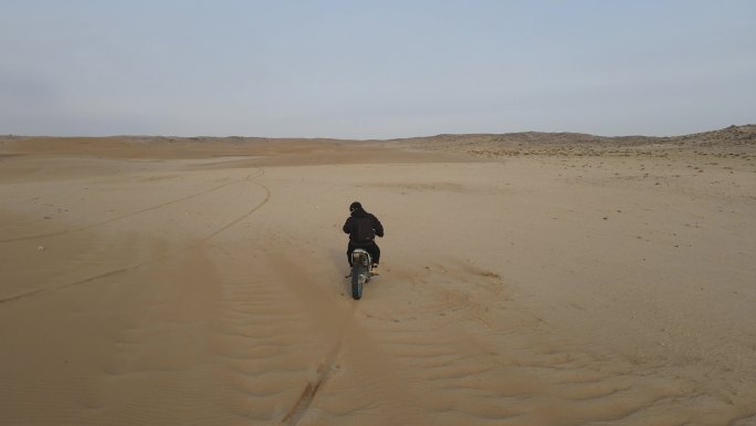 沙漠骑车跟随背影镜头
