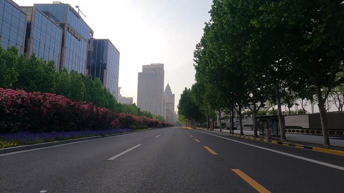 上海封城中的午后黄昏绿茵街道