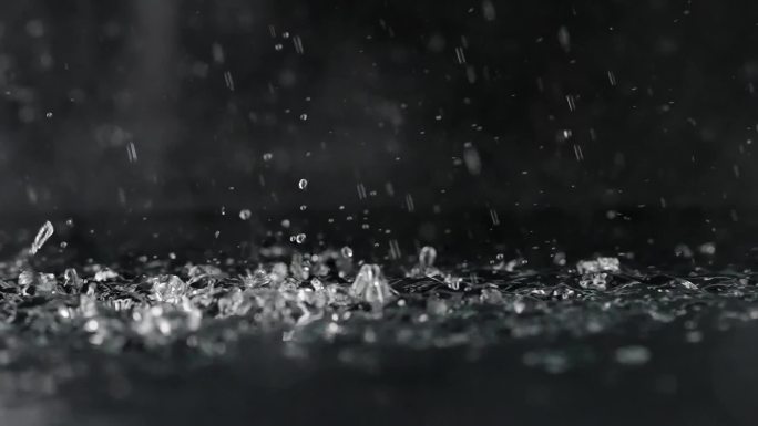 慢镜头拍摄雨滴落入水面唯美创意视频