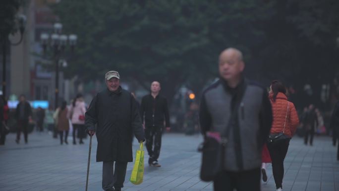 重庆解放碑逛街奢侈品店市民疫情前游客