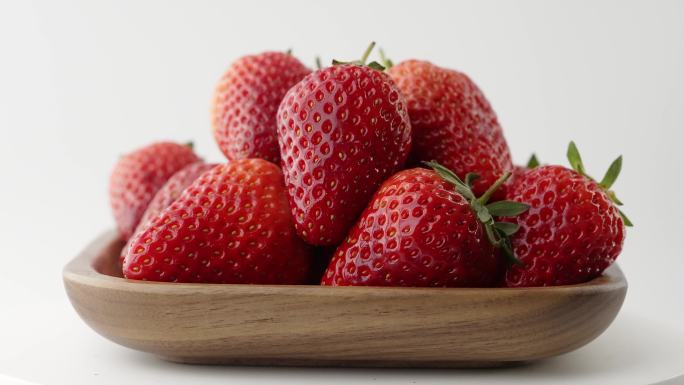 择取碗中新鲜爆浆草莓