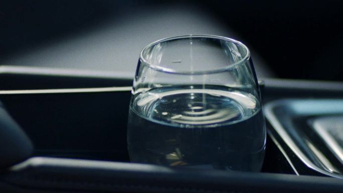 车内水杯震动 震动 抖动  危机感