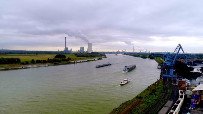 奥索附近莱茵河下游的工业工厂