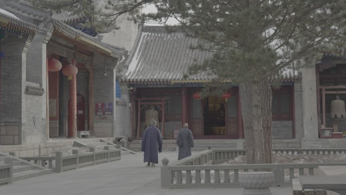 寺庙和尚走路视频素材未调色