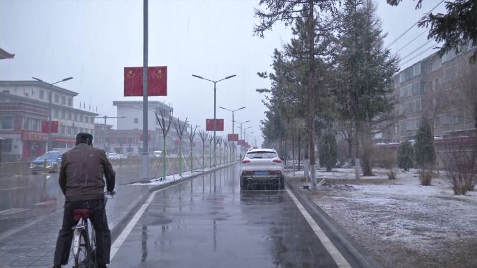 下雪天的城市街道