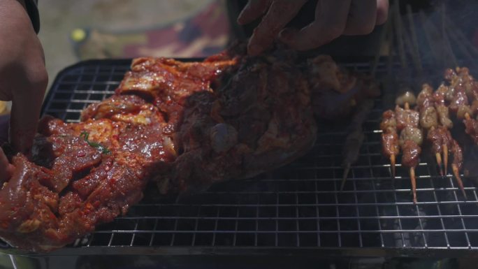 户外烧烤牛肉串和羊腿