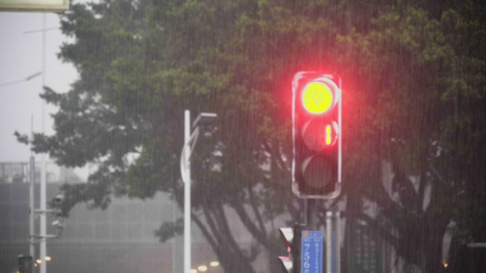 雨天红绿灯路口大雨终点站